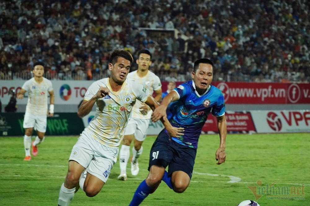 Video bàn thắng Bình Định 0-1 Hà Nội: Tuyệt phẩm của Tuấn Hải