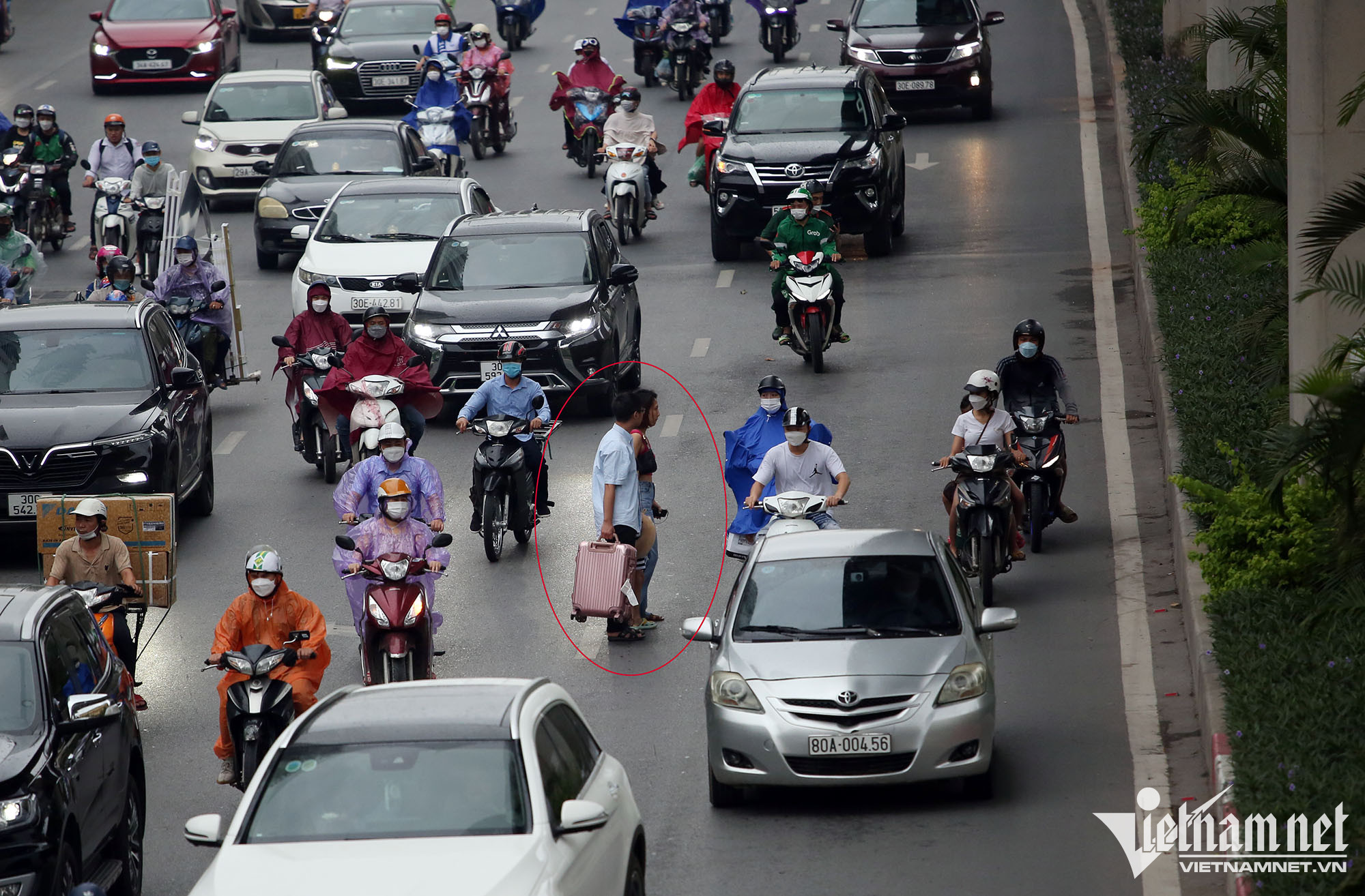 Ngày đầu phân làn trên đường Nguyễn Trãi: Ô tô, xe máy liên tục va chạm - Ảnh 13.