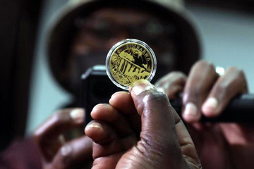 Lạm phát nhất thế giới, Zimbabwe ồ ạt phát hành đồng tiền vàng