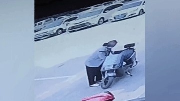 Người phụ nữ lấy trộm đồ treo xe máy bị camera 