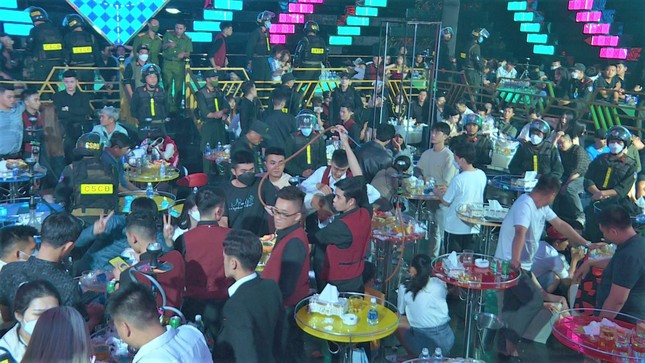 Hơn 300 cảnh sát 'đột kích' loạt quán bar tại Buôn Ma Thuột ảnh 1