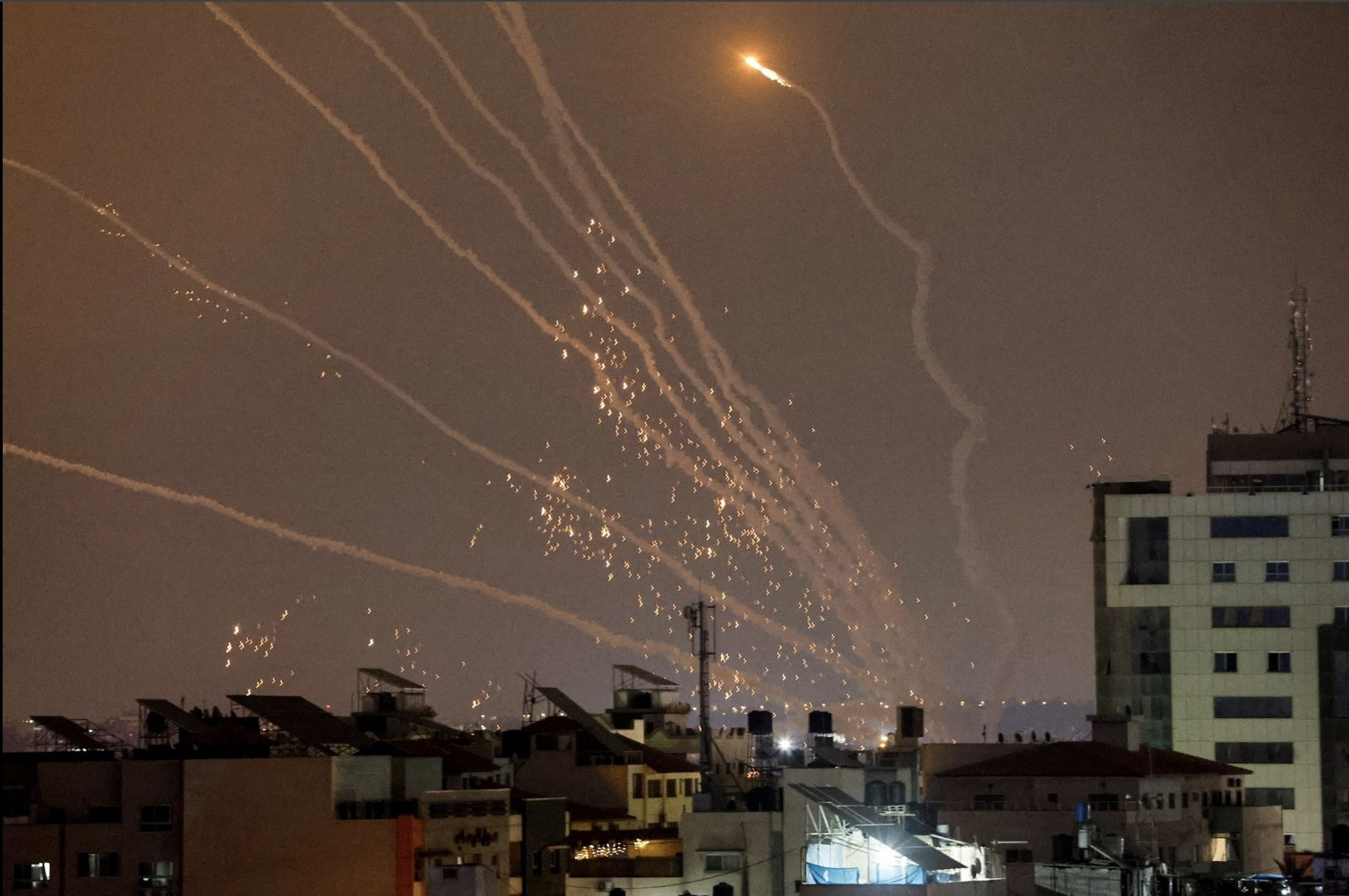 Nhóm quân Palestine bắn hơn 100 quả rocket vào Israel