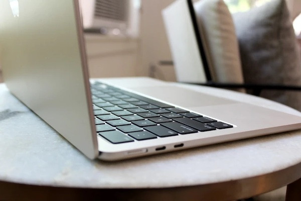 Tại sao không nên mua MacBook Air M2 bản tiêu chuẩn?