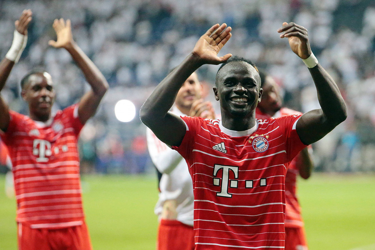 Bayern Munich thắng kiểu tennis, Mane vượt Lewandowski