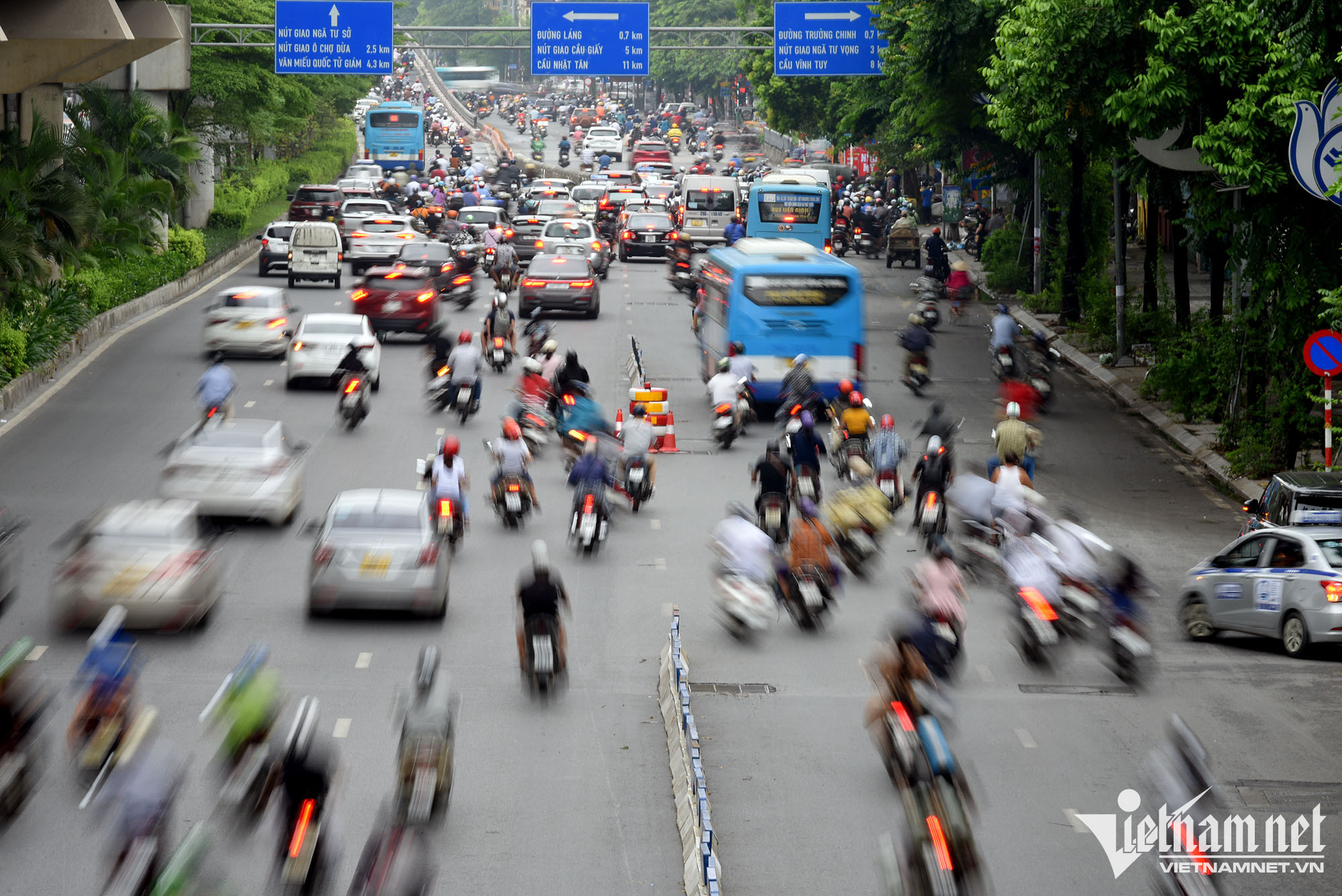 Ngày đầu phân làn trên đường Nguyễn Trãi: Ô tô, xe máy liên tục va chạm - Ảnh 16.