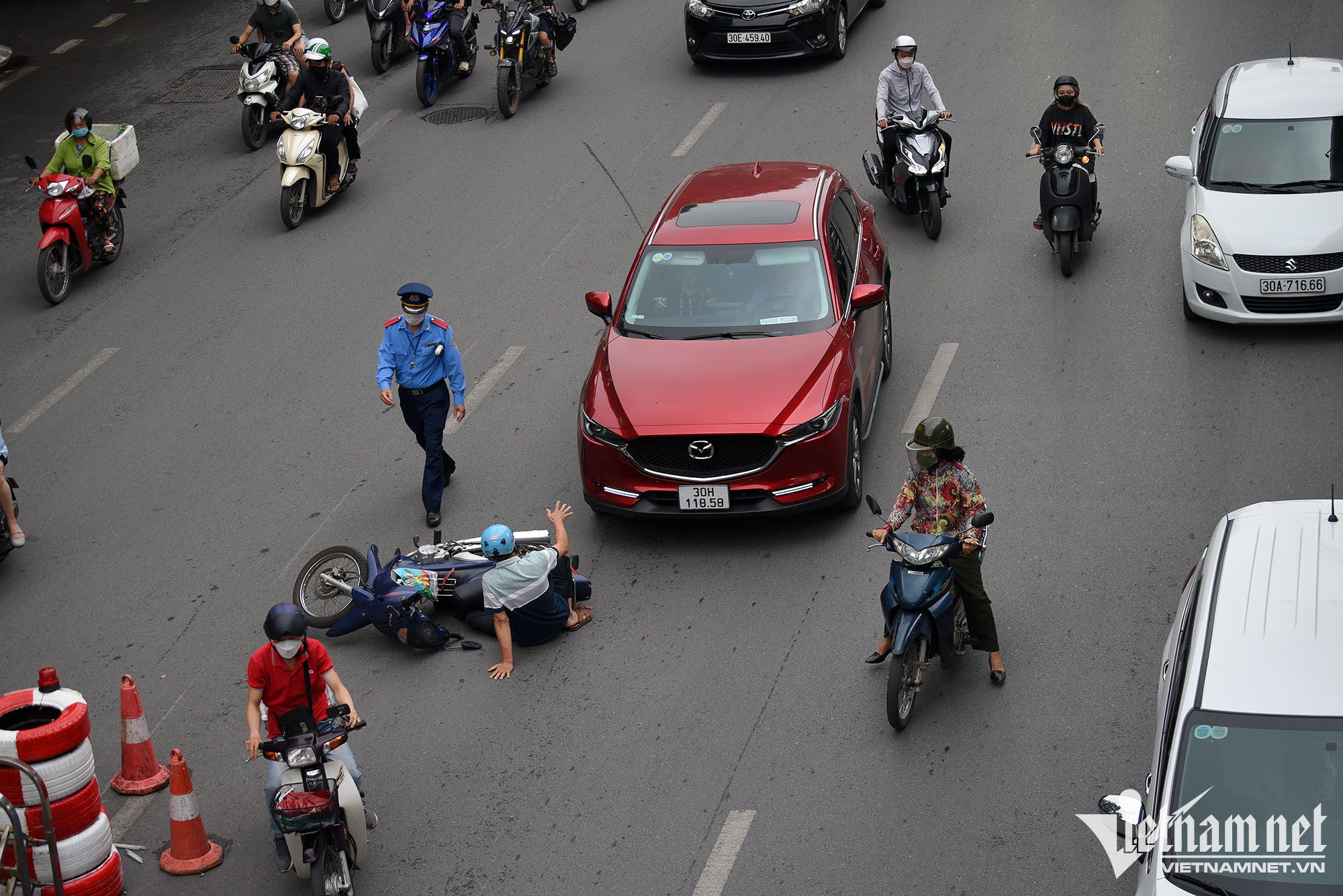 Ngày đầu phân làn trên đường Nguyễn Trãi: Ô tô, xe máy liên tục va chạm