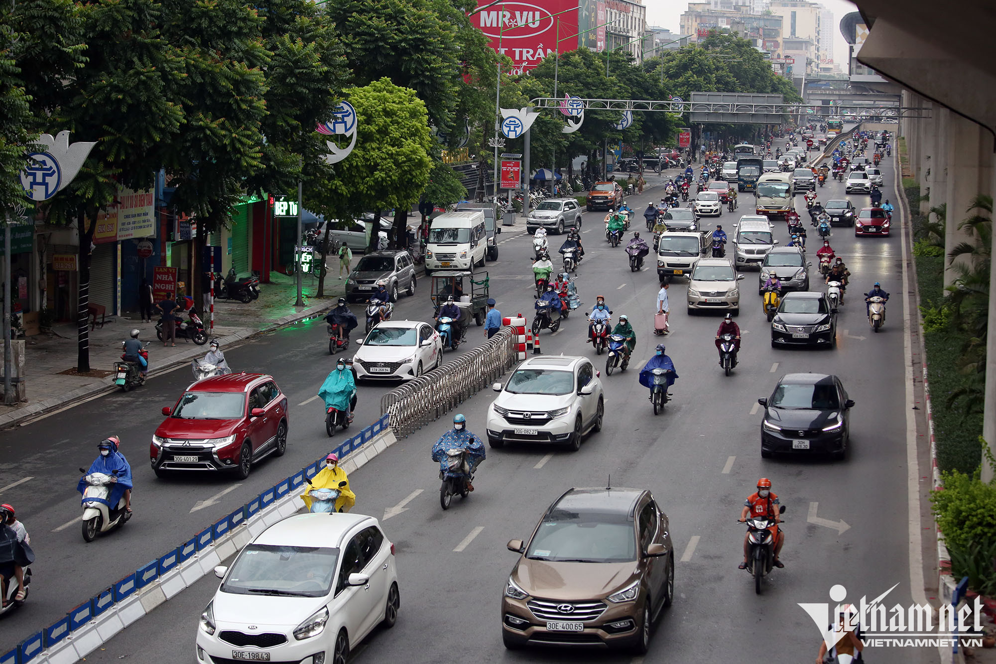 Ngày đầu phân làn trên đường Nguyễn Trãi: Ô tô, xe máy liên tục va chạm - Ảnh 11.