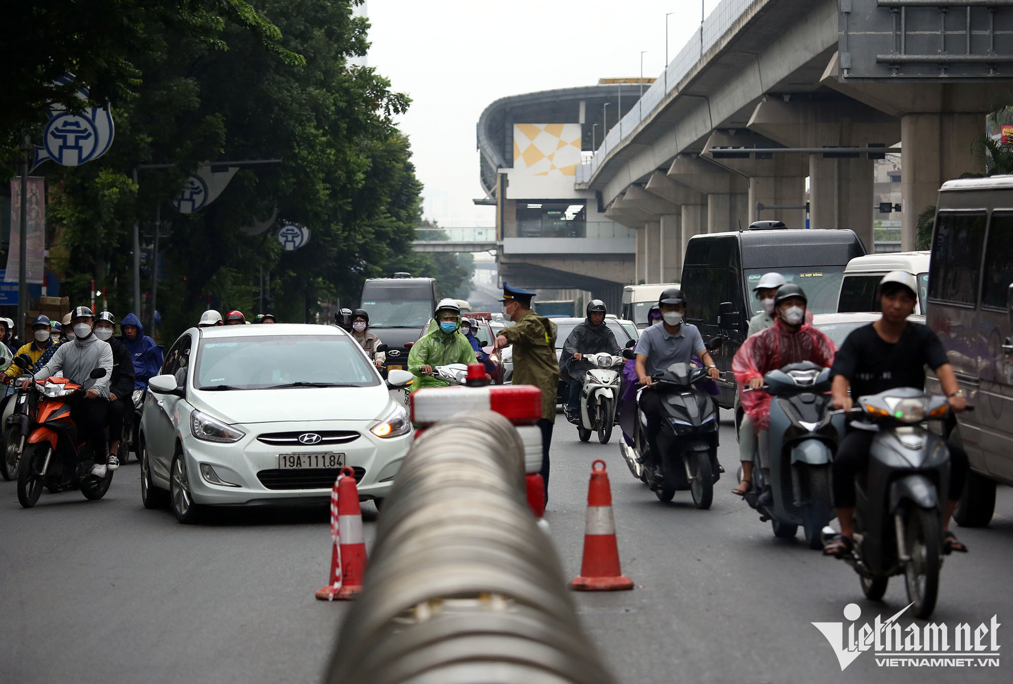 Ngày đầu phân làn trên đường Nguyễn Trãi: Ô tô, xe máy liên tục va chạm - Ảnh 10.
