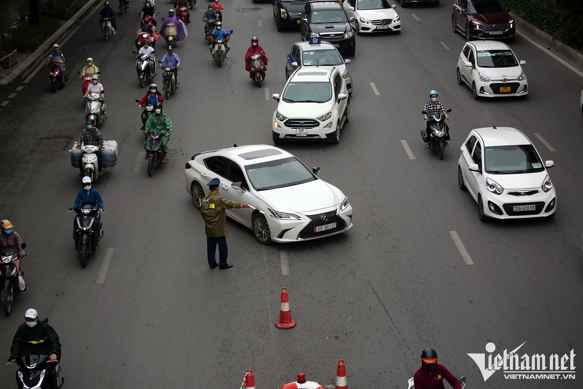 Ngày đầu phân làn trên đường Nguyễn Trãi: Ô tô, xe máy liên tục va chạm - Ảnh 12.