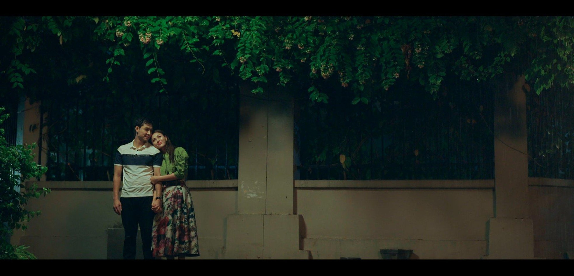 Thanh Sơn- Lương Thu Trang khóa môi ngọt ngào dưới cơn mưa ảnh 6