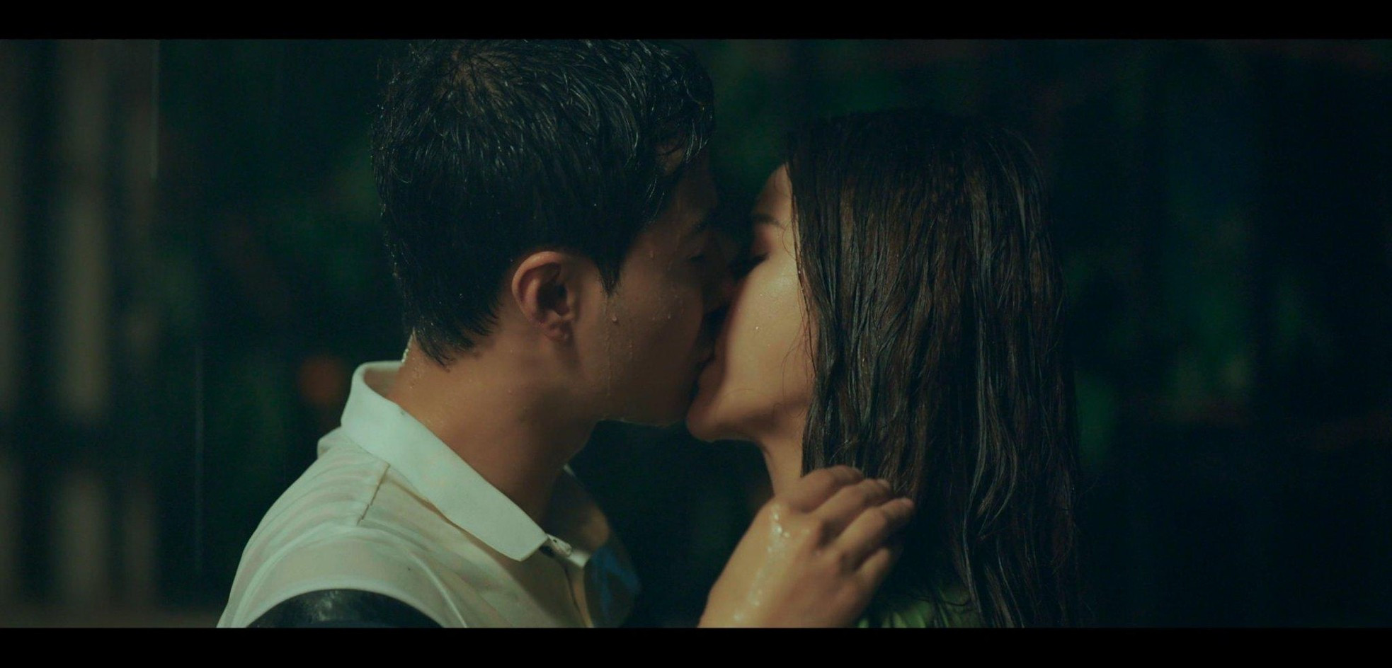 Thanh Sơn- Lương Thu Trang khóa môi ngọt ngào dưới cơn mưa ảnh 5
