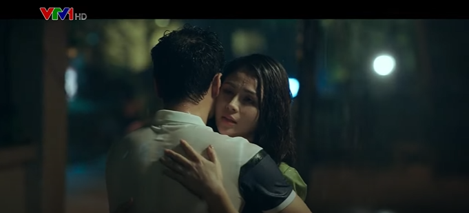 Thanh Sơn- Lương Thu Trang khóa môi ngọt ngào dưới cơn mưa ảnh 3