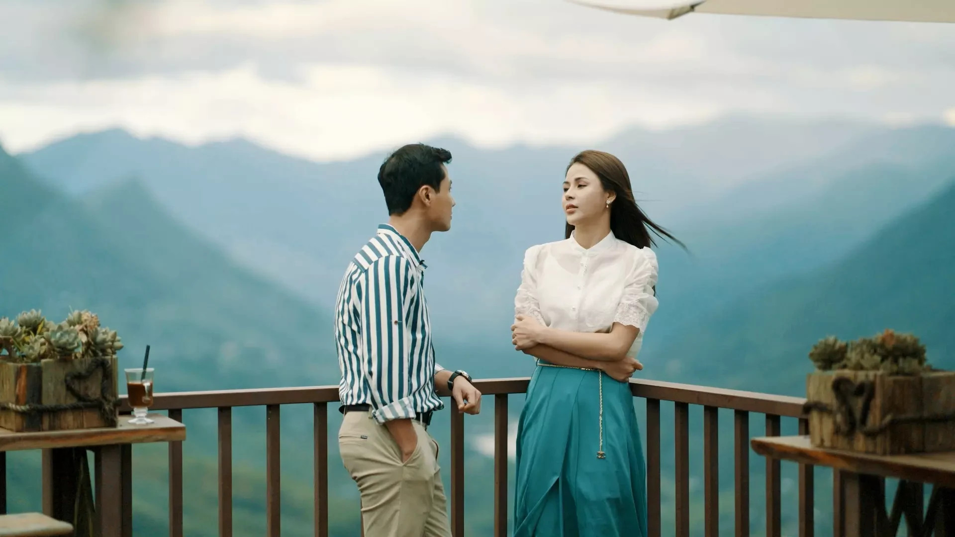 Thanh Sơn- Lương Thu Trang khóa môi ngọt ngào dưới cơn mưa ảnh 7