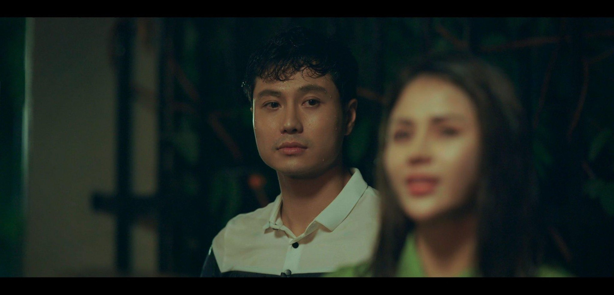 Thanh Sơn- Lương Thu Trang khóa môi ngọt ngào dưới cơn mưa ảnh 2