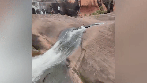 Nhóm du khách liều mạng chơi trò mạo hiểm trên thác nước