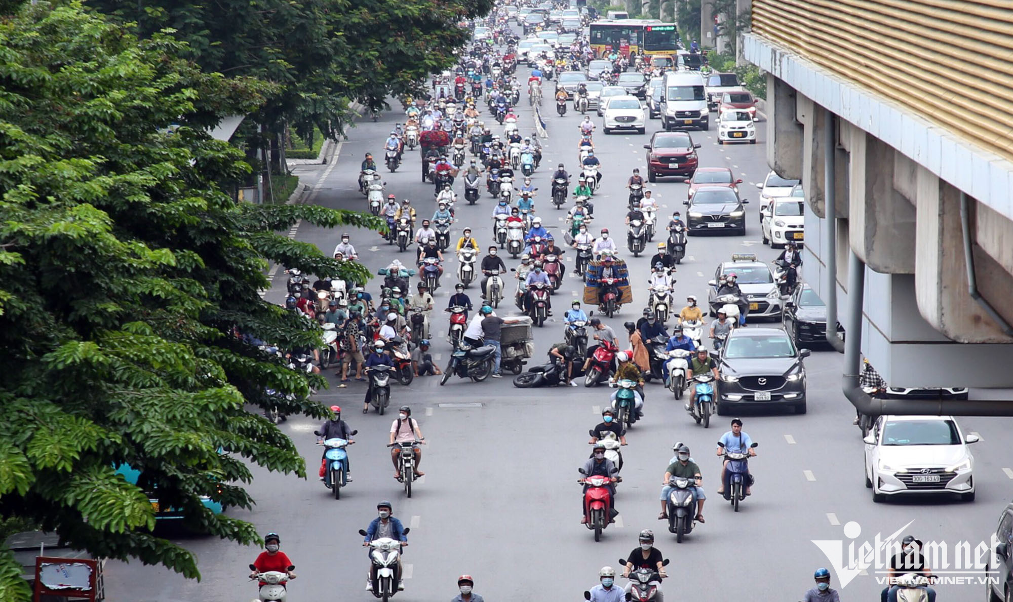 Ngày đầu phân làn trên đường Nguyễn Trãi: Ô tô, xe máy liên tục va chạm - Ảnh 14.