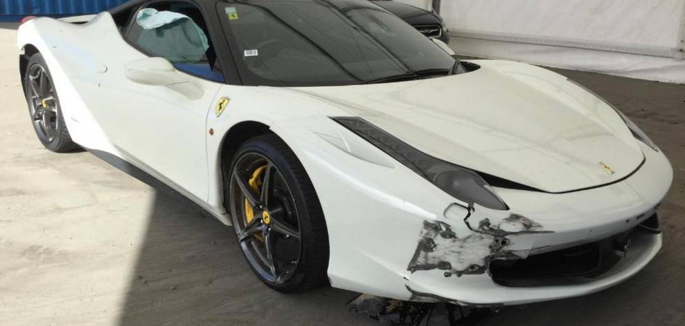 Lái thử siêu xe Ferrari gặp tai nạn, khách hàng “ngậm ngùi” đền tiền cho đại lý