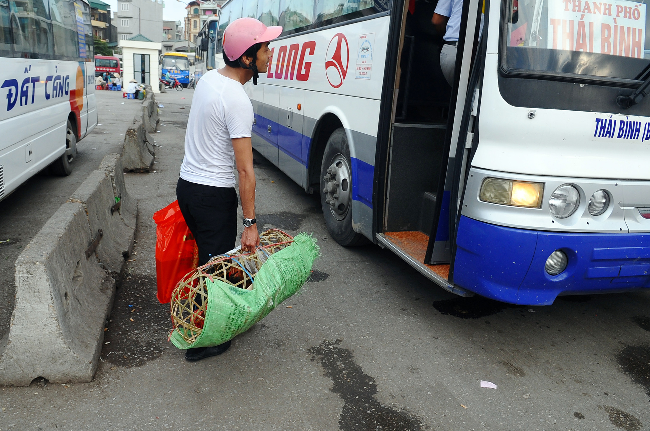 Từ 1/9, người gửi hàng trên xe khách phải cung cấp đủ các thông tin cho tài xế