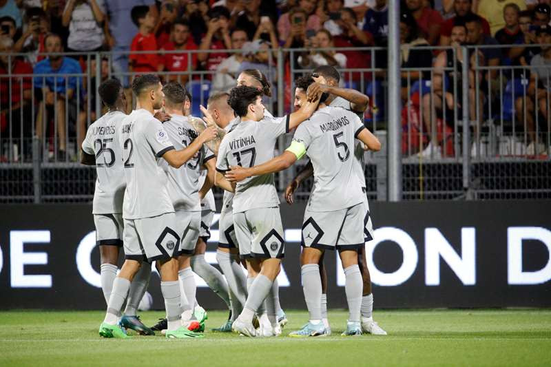 Trước khi hiệp 1 khép lại, Marquinhos đánh đầu nâng tỉ số lên thành 3-0 cho PSG. Người kiến tạo vẫn là Neymar 