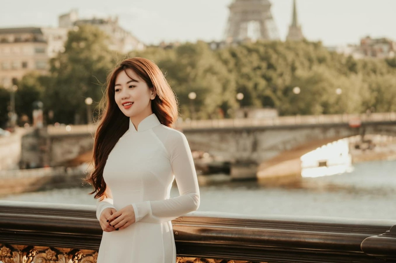 Đưa con gái du lịch Paris, 8x Hà Nội gây sốt với bộ ảnh áo dài 'như chưa 18'
