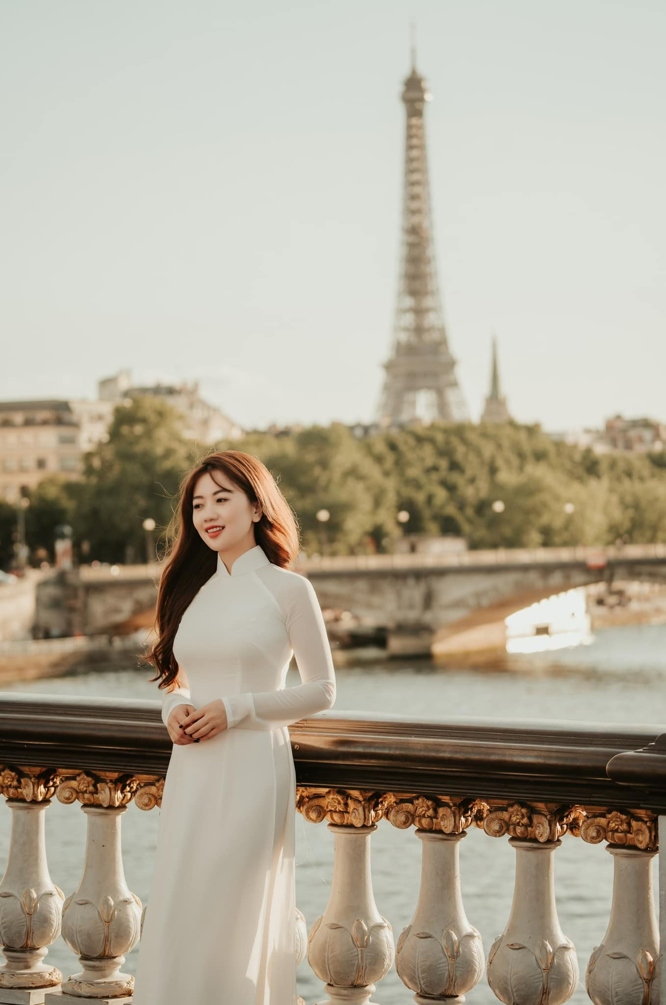 Đưa con gái du lịch Paris, 8x Hà Nội gây sốt với bộ ảnh áo dài 'như chưa 18'