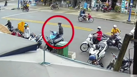 Thanh niên lao vào tên trộm xe máy, đồng bọn chống trả điên cuồng