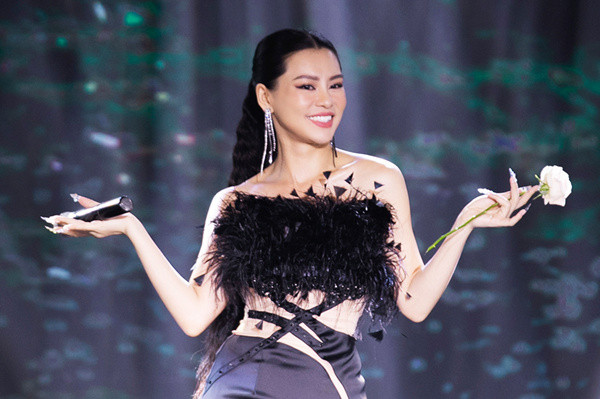 Bùi Lan Hương run vì trai đẹp, Uyên Linh 'tay trong tay' Lân Nhã