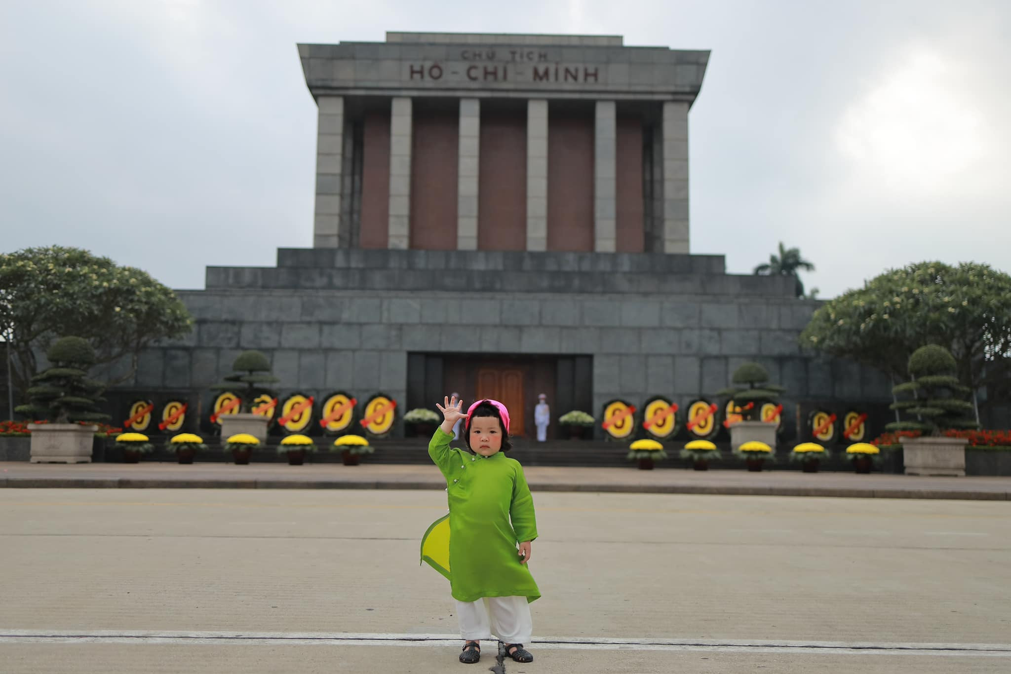 Cô bé Hà Nội 2,5 tuổi diện áo dài du lịch châu Âu hút triệu người theo dõi
