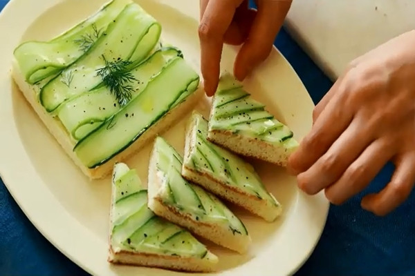 10 phút làm sandwich dưa chuột cho bữa sáng