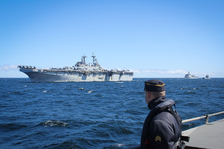 Mỹ điều tàu tấn công đổ bộ tới sát nách Nga