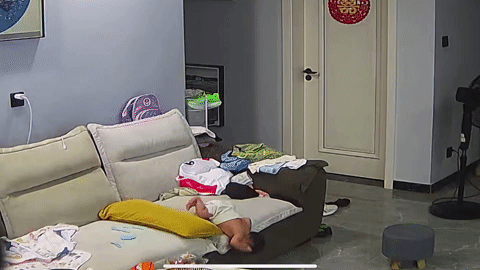 Người mẹ phản xạ siêu phàm cứu con trai rơi khỏi sofa