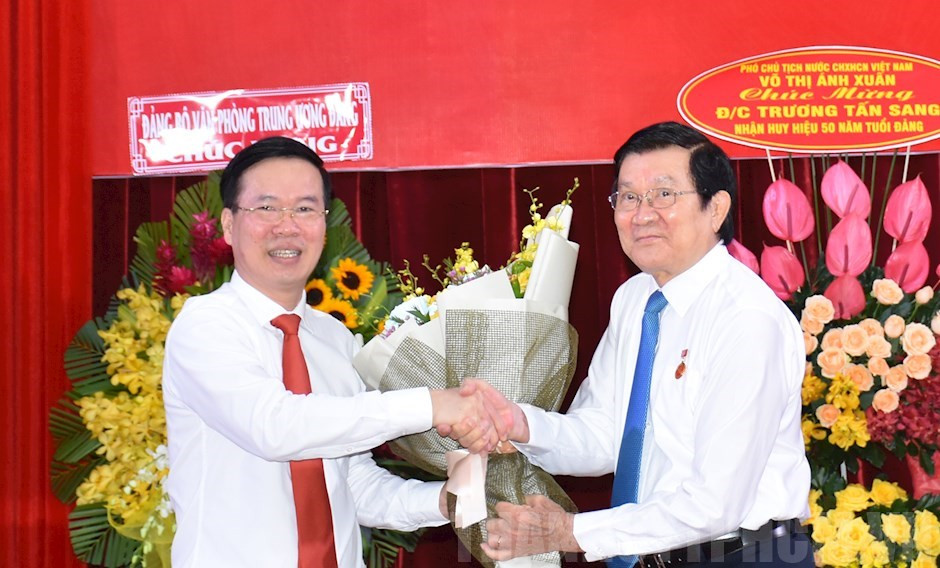 Nguyên Chủ tịch nước Trương Tấn Sang nhận Huy hiệu 50 năm tuổi Đảng