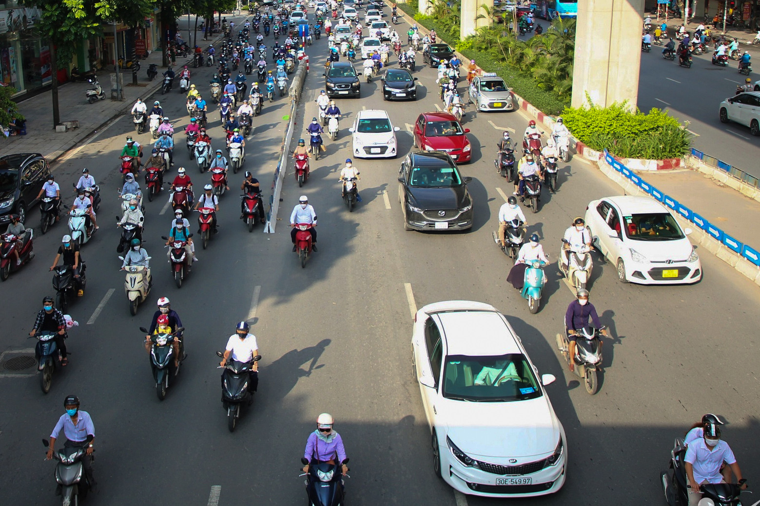 Phân làn đường Nguyễn Trãi: Ô to, xe máy vẫn 'chung đường, chung lối'