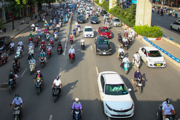 Phân làn đường Nguyễn Trãi: Ô tô, xe máy vẫn 'chung đường, chung lối'