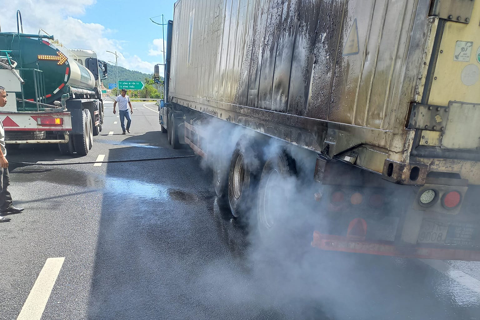 Hi hữu xe container cháy trên cao tốc gặp xe chở nước ở gần ứng cứu