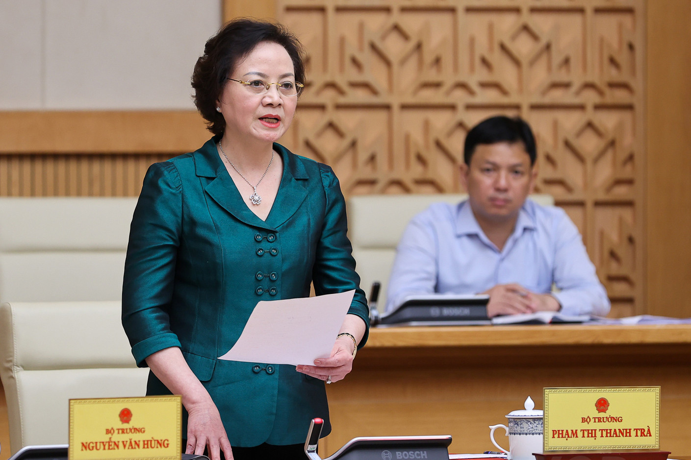 Bộ Nội vụ trả lời về tăng lương công chức, phụ cấp y bác sỹ và giáo viên