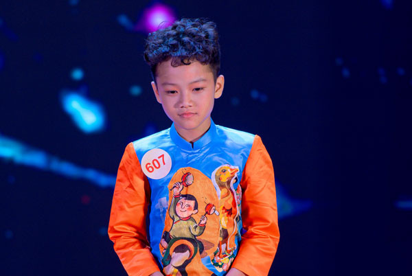 Mẫu nhí khiếm thính tự tin trình diễn áo dài trên sân khấu