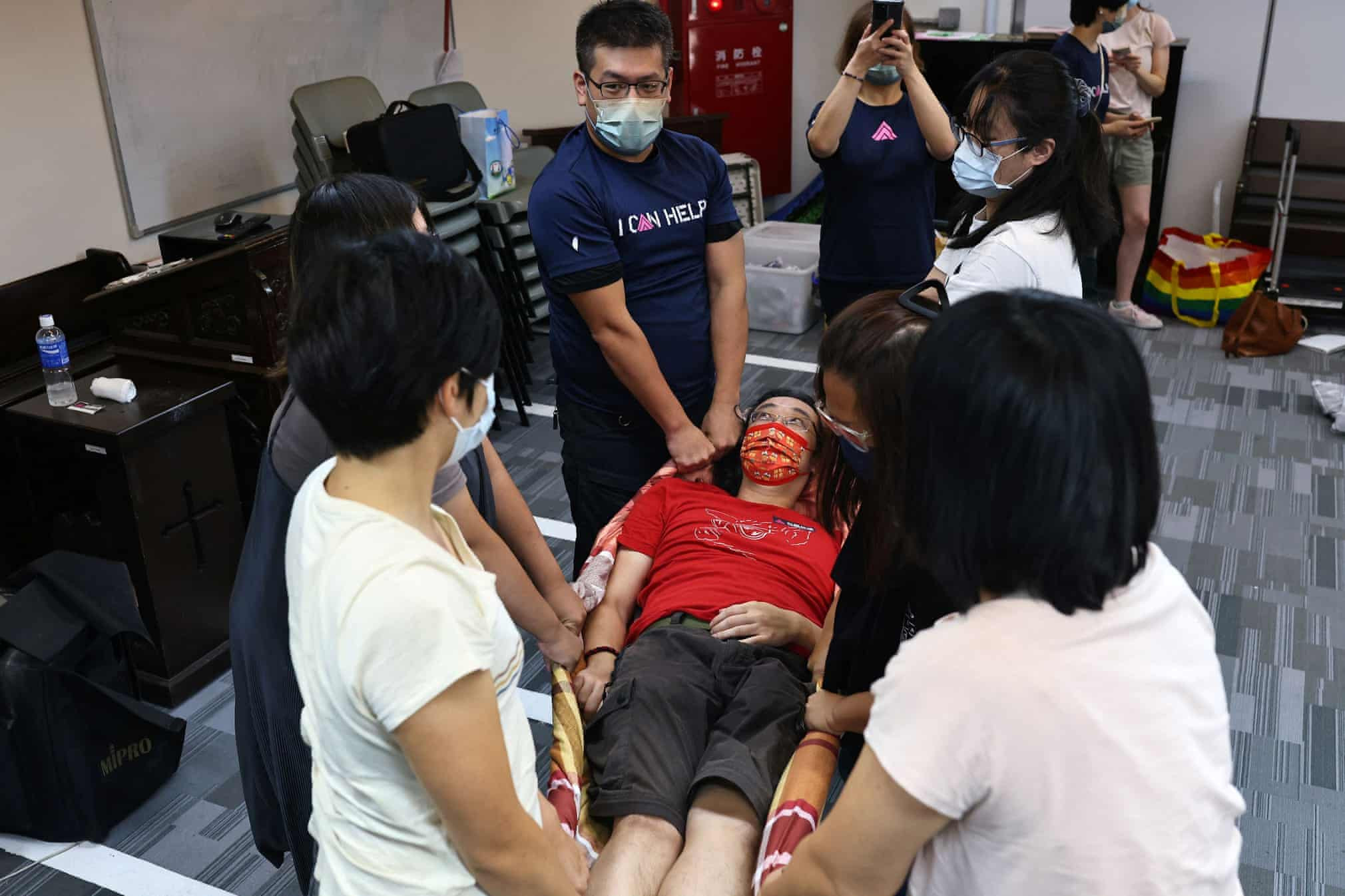 Người dân Đài Loan (Trung Quốc) được hướng dẫn cách di chuyển người bị thương. Ảnh: Reuters