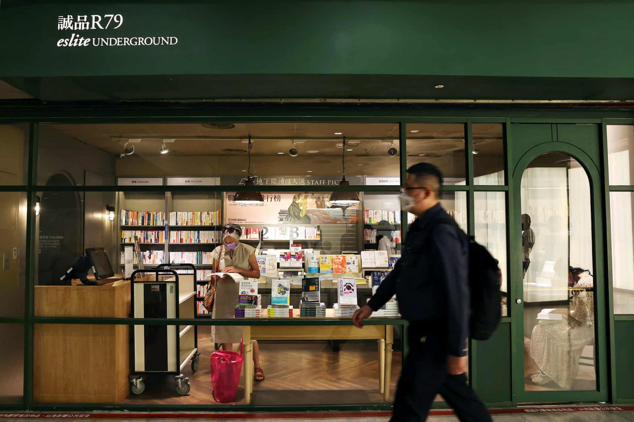 Một cửa hàng sách thuộc trung tâm thương mại ngầm. Đây cũng là một cơ sở trú ẩn được chỉ định. Ảnh: Reuters