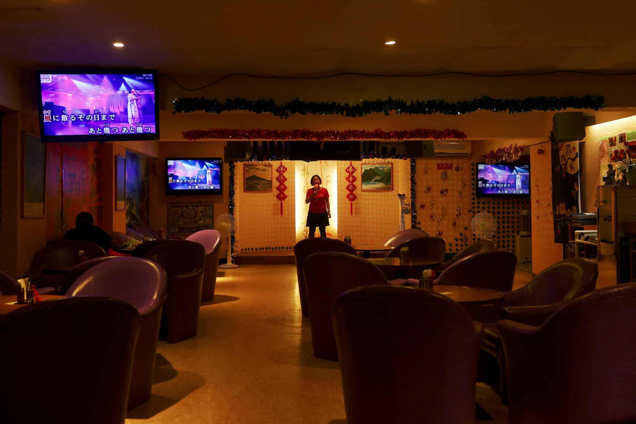 Một quán karaoke dưới tầng ngầm của một trung tâm thương mại. Ảnh: Reuters