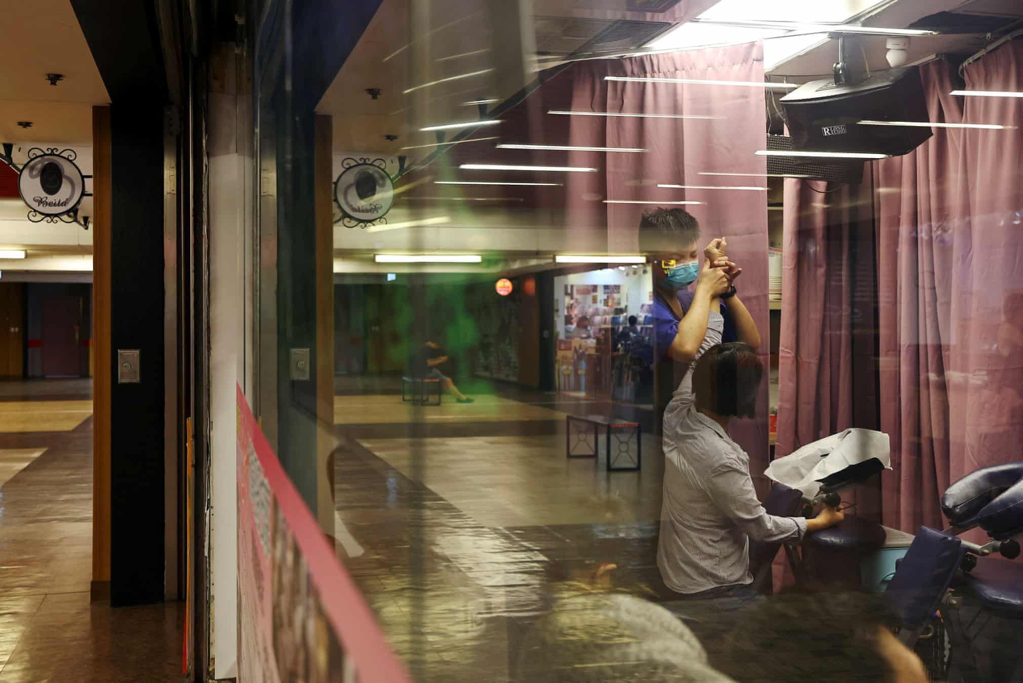 Có cả cửa hàng massage tại một ga tàu điện ngầm được chọn làm khu trú ẩn. Ảnh: Reuters