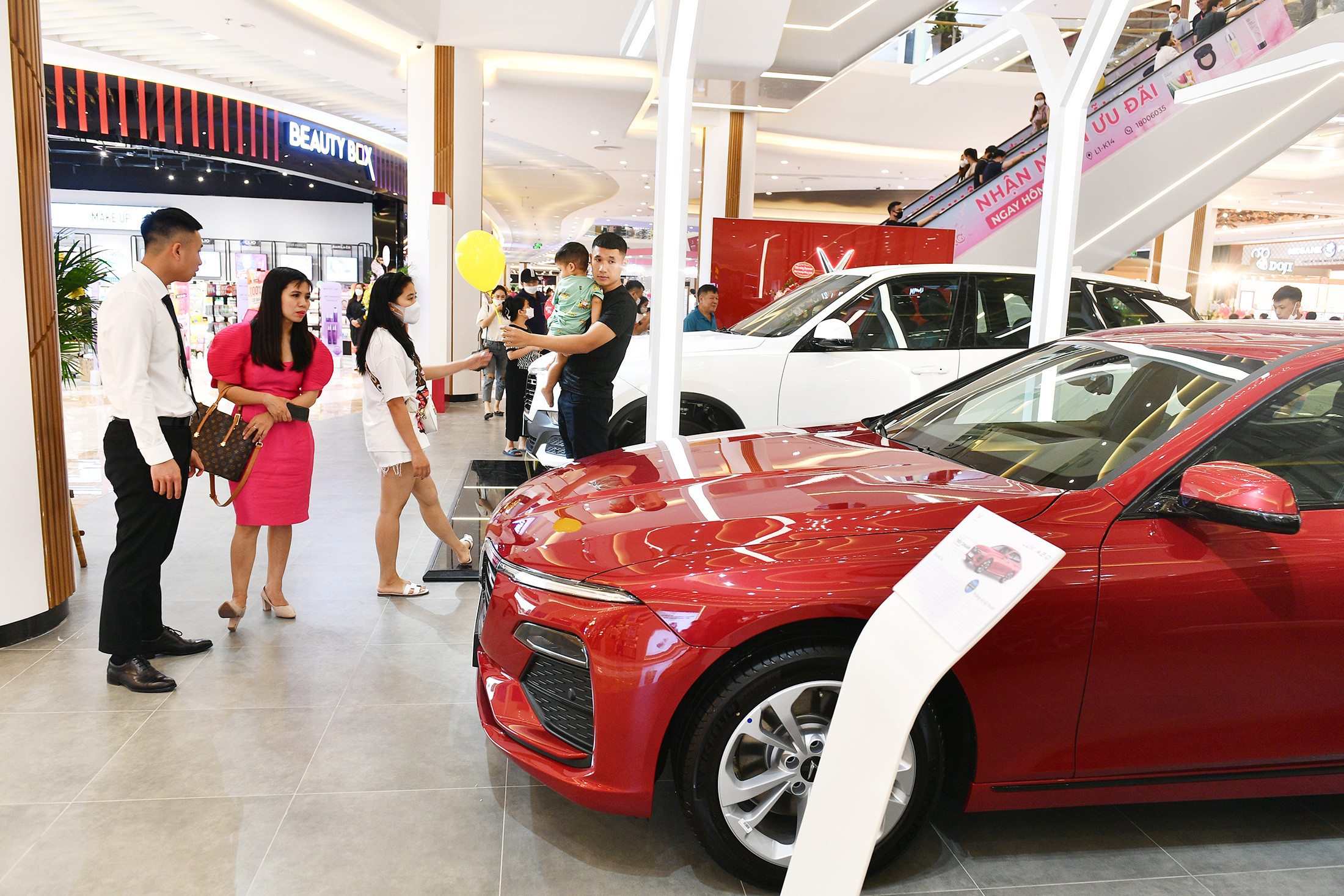 Không kiêng tháng cô hồn, khách Việt săn mua ô tô giảm giá