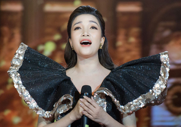 Phạm Thu Hà một mình 'cân' 11 ca khúc vẫn thừa năng lượng