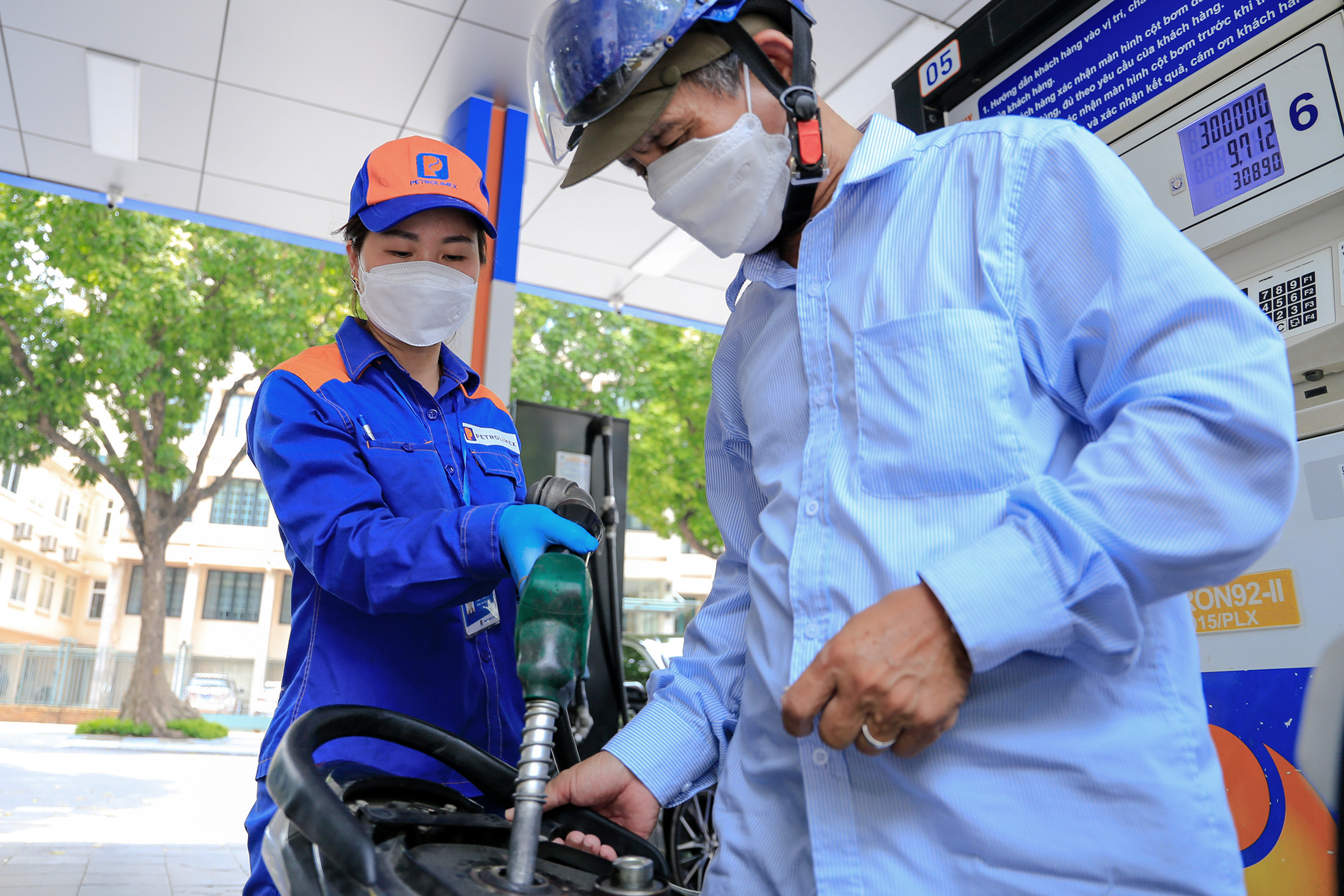 Thuế nhập khẩu chính thức giảm: Ít hỗ trợ giảm giá xăng