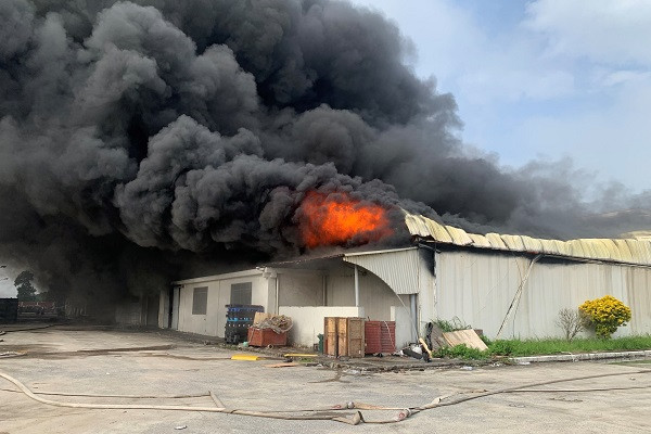 Cháy lớn trong khu công nghiệp ở Hà Nội, khói đen bốc cao hàng chục mét