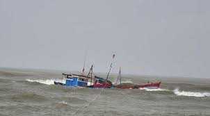 Chạy tàu cá về bờ tránh áp thấp, 5 ngư dân mất liên lạc