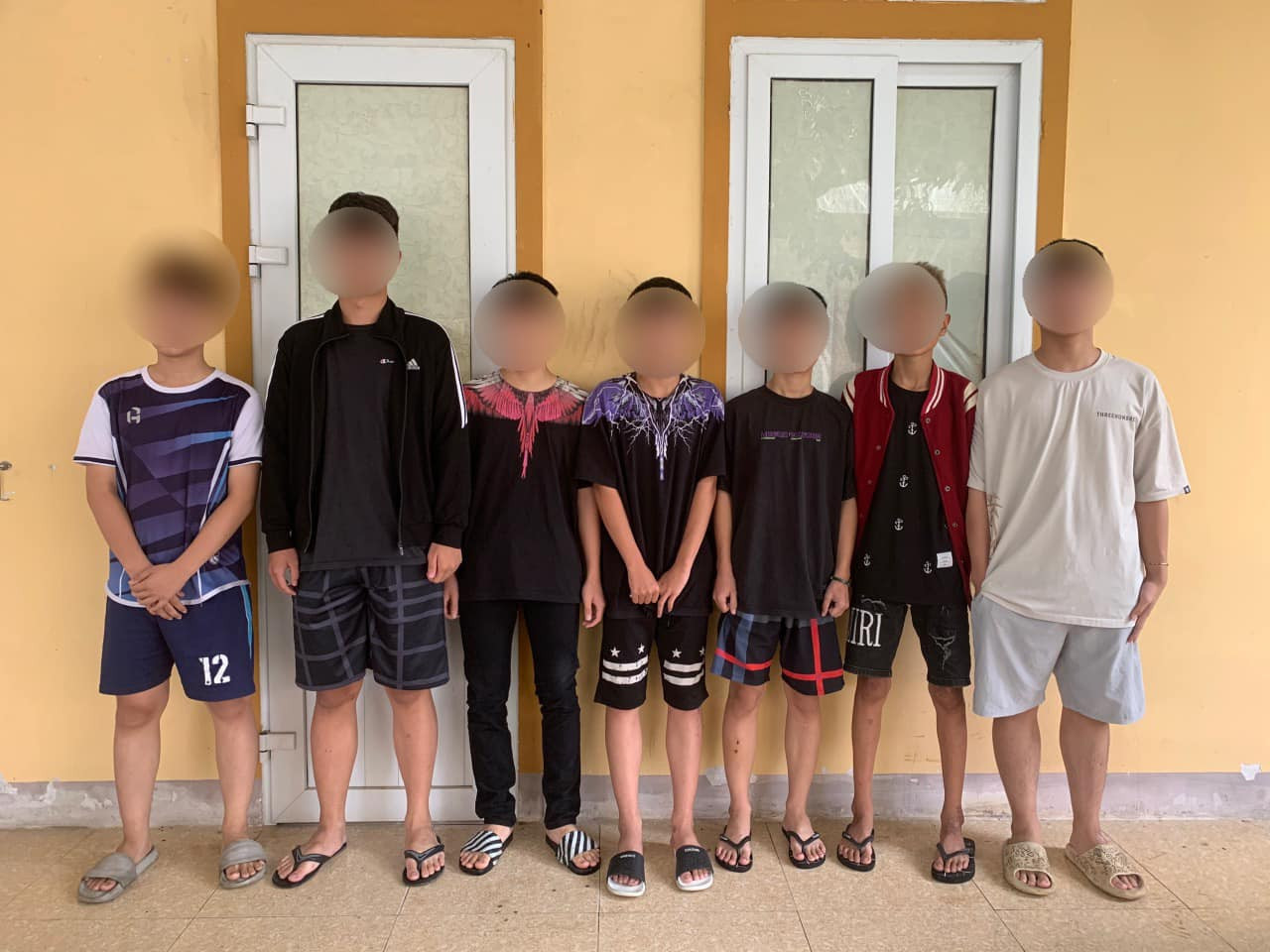 Hà Tĩnh: Nam sinh lớp 9 bị 'đàn anh' dẫm đạp giữa đường