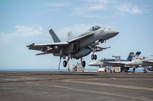 Hải quân Mỹ trục vớt tiêm kích F-18 bị gió thổi bay xuống biển