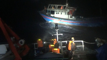 Xuyên đêm cứu ngư dân gặp nạn trên biển