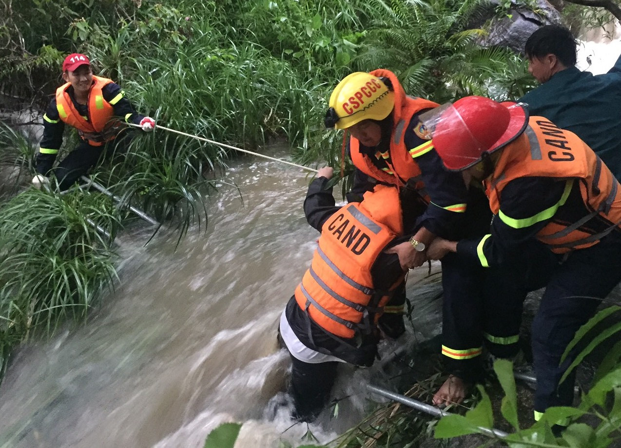 Chủ tịch nước khen ngợi cảnh sát cứu 23 thầy trò mắc kẹt bên bờ suối